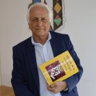 Julián Bayón, con su libro 'Historia de la Cardiología en León'.