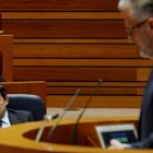 Mañueco atiende a la intervención del portavoz de Vox, Carlos Pollán, durante el debate de investidura, el martes.