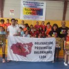 Niños del equipo de Caboalles con los organizadores.