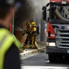 Imagen de archivo de varios efectivos del cuerpo de bomberos trabajando en las labores de extinción de un incendio en Palma. EFE/Cati Cladera.