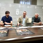 El diputado de Cultura, Arte y Patrimonio de la Diputación de León, Emilio Martínez, y el coordinador del Instituto Leonés de Cultura, Emilio Gancedo, presentan el festival ‘Risa Sonora’ en el Monasterio de Carracedo