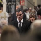 El presidente del Gobierno Pedro Sánchez asiste con su esposa a la misa solemne que el papa León XIV oficia en la Sagrada Familia por el centenario de la muerte del arquitecto Antoni Gaudí, este miércoles en Barcelona.