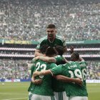 México celebra uno de sus dos goles.