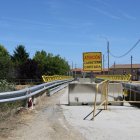 El puente permanece cerrado al tráfico tras los daños de las últimas crecidas.