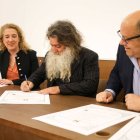 Raúl Pérez firma uno de los tres pergaminos.