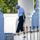 Trump sale de la Casa Blanca, ayer.