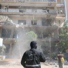 Ciudadanos libaneses lamentan ayer la pérdida de sus viviendas en Beirut.