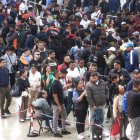 Centenares de personas migrantes hacen cola en L'Hospitalet de Llobregat (Barcelona) para obtener la documentación para la regularización en una imagen tomada el 21 de abril.EFE/ Quique García.