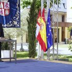 El presidente de Castilla y León, Alfonso Fernández Mañueco, junto al vicepresidente primero, Carlos Pollán, durante la toma de posesión de los miembros de su nuevo gobierno (PP-Vox) antes de encabezar la primera reunión del Consejo de Gobierno de la legislatura recién iniciada.