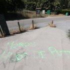 Una de las pintadas aparecidas en el Paseo del Río de Ponferrada.