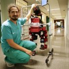 Javier Sánchez, médico rehabilitador, con uno de sus pacientes pediátricos.
