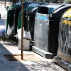 Contenedores con mugre en el suelo en el Cid, dentro del casco histórico.