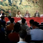 La rectora de la Universidad de León, Nuria González, el catedrático de Ingeniería Aeroespacial, y primer director en funciones de la Agencia Espacial Española, Miguel Belló Mora, y el alcalde de León, José Antonio Diez, inauguran el curso de verano de la ULE ‘Constelaciones de satélites’.