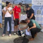 Iván Alonso junto a representantes de APA Peludines Sin Suerte en la presentación de la campaña