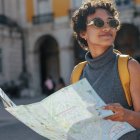 Los mapas turísticos en papel vuelven a ganar protagonismo entre quienes prefieren descubrir una ciudad sin depender constantemente del móvil.