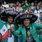 Aficionados mexicanos en el partido inaugural.