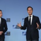 El secretario general de la OTAN, Mark Rutte (d), este jueves junto al secretario de Defensa de Estados Unidos, Pete Hegseth (i), en una comparecencia antes de una reunión de los ministros de Defensa de la OTAN en la sede de la Alianza en Bruselas. EFE/EPA/Olivier Hoslet.