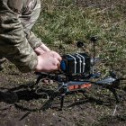 Fotografía de archivo de un piloto de drones ucraniano de la 93.ª Brigada 'Kholodny Yar' preparando un dron interceptor para despegar cerca de su posición de combate, en un lugar no revelado cerca de la línea del frente en el área de Druzhkivka (Donetsk), Ucrania.