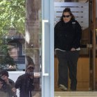 Una de las hijas del expresidente del Gobierno José Luis Rodríguez Zapatero a su salida de la sede de su empresa tras el registro efectuado por la Unidad de Delincuencia Económica y Fiscal (UDEF) de la Policía Nacional, el pasado mes de mayo.