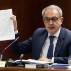 Archivo - El expresidente del Gobierno José Luis Rodríguez Zapatero sostiene un papel con un mensaje de Hugo 'El Pollo' Carvajal durante su comparecencia ante la Comisión de Investigación sobre el ‘caso Koldo’.