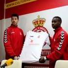 Assim Madibo, a la derecha junto al guardameta Palatsí, durante la presentación como jugador de la Cultural Leonesa.