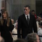El presidente del Gobierno, Pedro Sánchez, y su esposa Begoña Gómez en una imagen de archivo en la misa oficiada por el Papa León XIV en la Sagrada Familia. EFE/Alejandro García.
