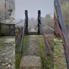 El puente colgante de La Flecha de Torío, inaugurado en 2010 tras la rehabilitación de un paso anterior, sigue siendo uno de los rincones más singulares del valle del Torío y un punto de paso habitual para senderistas y vecinos