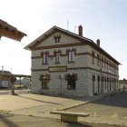 Vista del exterior del edificio de la estación de tren de Sahagún.