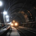 Un tren por la variante de Pajares.