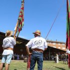 Los pendones resguardan el orgullo de las tradiciones rurales.