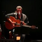 Carlos Goñi, líder de Revólver, actuando en el Auditorio.