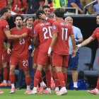 Cristiano Ronaldo celebra con sus compañeros su primer gol en este Mundial.