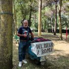 Santiago García en Italia, al salir de una zona de acampada.