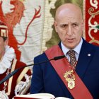 La Corporación Municipal del Ayuntamiento de León, encabezada por el alcalde, José Antonio Diez, asiste a la celebración de la misa de San Juan, a la que también acude el vicepresidente primero de la Junta y consejero de Desregulación, Familia y Ayudas Sociales, Carlos Pollán y el consejero de Industria, Universidades, Empleo y Comercio, Juan Carlos Suárez-Quiñones