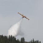 El hidroavión descarga en la zona en la que se concentra el incendio.
