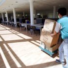 Un operario traslada documentación en el Ayuntamiento de San Andrés.