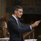 Pedro Sánchez durante su alegato final a los grupos opositores en el Congreso, ayer.