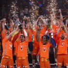 Los jugadores del Valencia Basket celebran con el trofeo la consecución de la Liga.