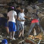 Personas buscan víctimas entre los escombros este miércoles, luego de dos fuertes terremotos sacudieron el Caribe venezolano en Caracas (Venezuela).