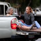 Una mujer herida es transportada en un vehículo este miércoles, luego de dos fuertes terremotos que sacudieron el Caribe venezolano en Caracas (Venezuela). EFE/ Ronald Peña R.
