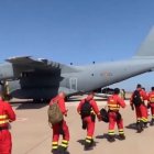 Archivo - Efectivos de la UME acceden a un avión A-400M.