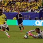 Vinicius Junior, de Brasil (L), anota el primero de sus cdos goles de este miércoles frente a Escocia en el Mundial 2026. EFE/EPA/CRISTOBAL HERRERA-ULASHKEVICH.