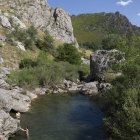 Bañistas en el río Torio en las Hoces de Vegacervera de León, una tarde de verano