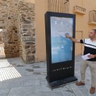 Iván Alonso, Concejal de turismo de Ponferrada, presenta una de las pantallas