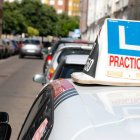 Un vehículo de autoescuela ayer en León.