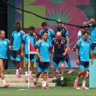 Los jugadores de España saltan al terreno de juego para comenzar el entrenamiento, ya en México.