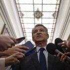 Feijóo habla con los periodistas en los pasillos del Congreso ayer, en el último pleno ordinario del período de sesiones.