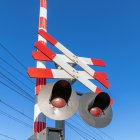 La baliza de aproximación a un paso a nivel sigue generando confusión