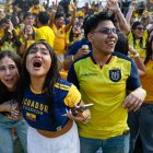 Aficionadas ecuatorianas celebran en Quito la victoria (2-1) de la Tri ante Alemania este jueves en un partido del Grupo E del Mundial 2026. EFE/ José Jácome.