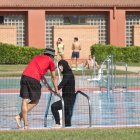 Imagen de archivo de una persona con burkini en las piscinas municipales de León.